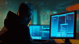 Person vor mehreren Monitoren – digitale Dokumentenprozesse