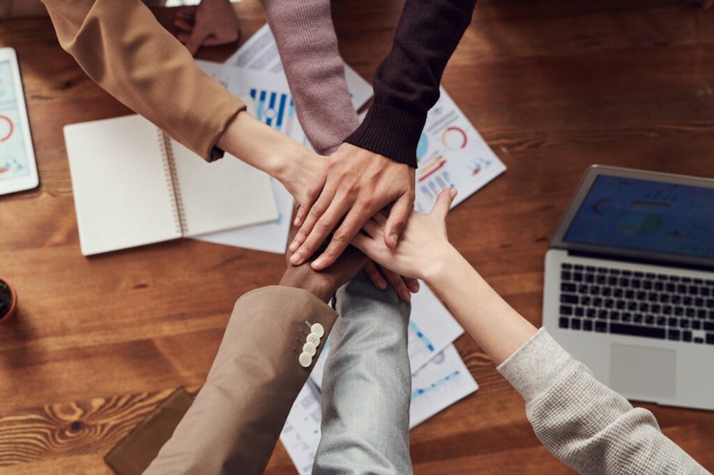 Team bei der digitalen Arbeit